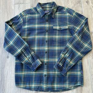 Patagonia Men's Navy and Green Plaid Flannel Lightweight Shirt Size Med.
